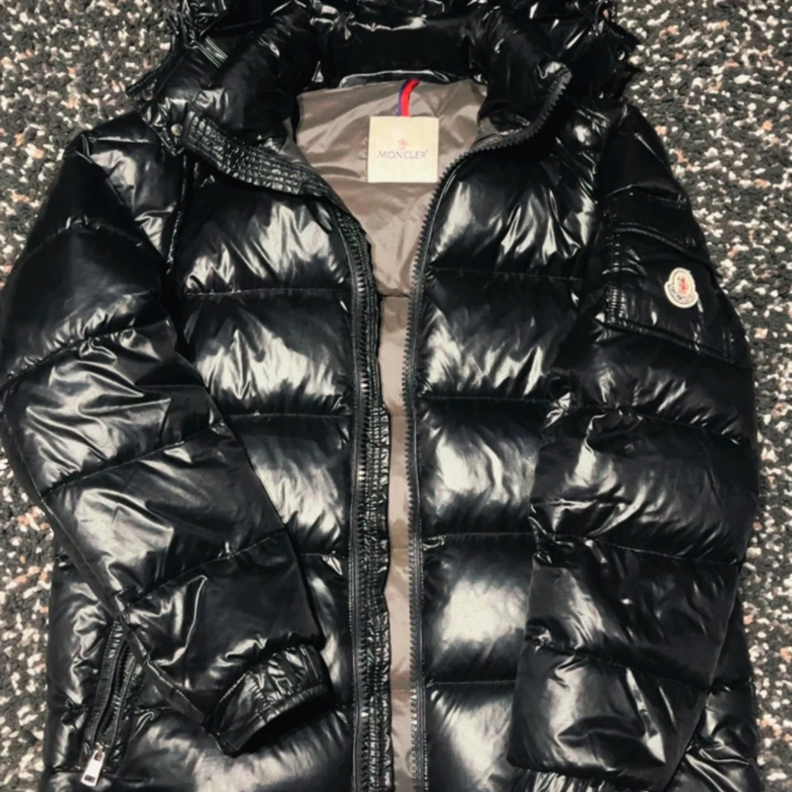 Svart Moncler pufferjacka med huva
