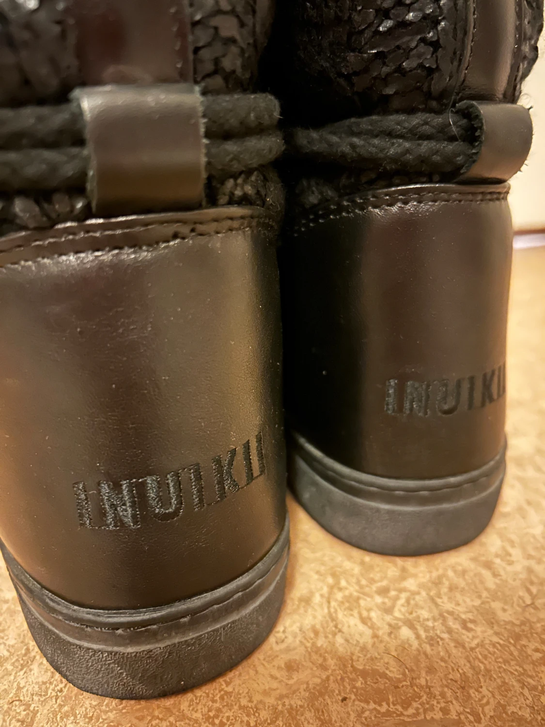 Svarta Inuikii skor - 2