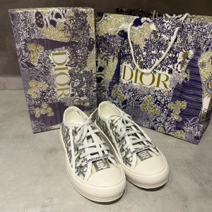 Christian Dior skor - Såååååååå snygga dior skor i bästa skicka. Dom är gråa och är storlek 37. Skriv vid frågor och intresse❤️