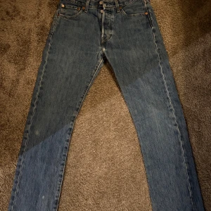 Levi's 501 blå jeans  - Klassiska Levi's 501 jeans i blå tvätt med straight fit och normal passform! 