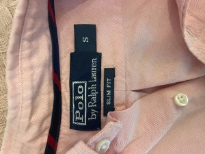 Rosa skjorta Polo Ralph Lauren  - Klassisk rosa skjorta från Polo Ralph Lauren i slim fit-modell. Ganska lång i modellen så passar även M kanske till och med L
