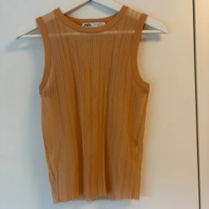 Beigefärgat linne  - Beigefärgad genomskinlig lite glittrig topp från Zara, köpt för längesedan och i mycket bra skick
