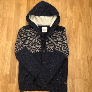 Stickad cardigan  - Riktigt fräsch stickad/fodrad cardigan med både knappar och zip som är perfekt inför det kallare dagarna. Storlek L, inga defekter förekommer. För mer frågor eller funderingar är det bara att höra av sig!