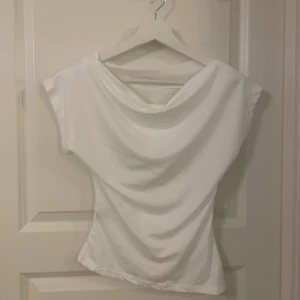 Vit draperad topp med capärm - Säljer en vit topp då den inte kommer till användning 