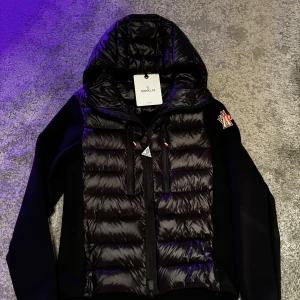 Moncler Grenoble Cardigan - Super clean jacka till vinter, svin bekväm och varm och ser sjukt snygg ut. Sticker verkligen ut. S passar M.