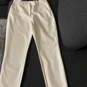 Beiga kostymbyxor med rak passform - Eleganta slacks från hm, använd en gång. 