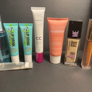 Sminkpaket med primer, foundation och läppglans - Säljer ett sminkpaket med Lumene CC Color Correcting Primer, Maybelline Fit Me Foundation 110, Makeup Mekka Glow Booster, två W7 Lip Drink läppbalsam, BeautyAct concealer och ett plumping läppglans. Färgerna är nude, transparent och ljusbeige. Tub och flaska i plast och glas är obrutna, köpt fel färg, inte funkat för mig eller köpte dubbla. Allt oöppnat eller bara testat en gång. Går att sälja separat också. Skriv om du är intresserad.