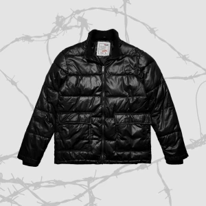 Jacka 🖤⛓️ - Cool vintage unisex pufferjacka i fint skick! 🖤⛓️Har fyra äkta framfickor samt en stängbar innerficka. Storlek L (byst 120cm, längd 78cm, armlängd 62cm) 📏Köp nu 💌