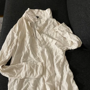 Vit linneskjorta med knappar - Fin lille skojirta använder några gånger 