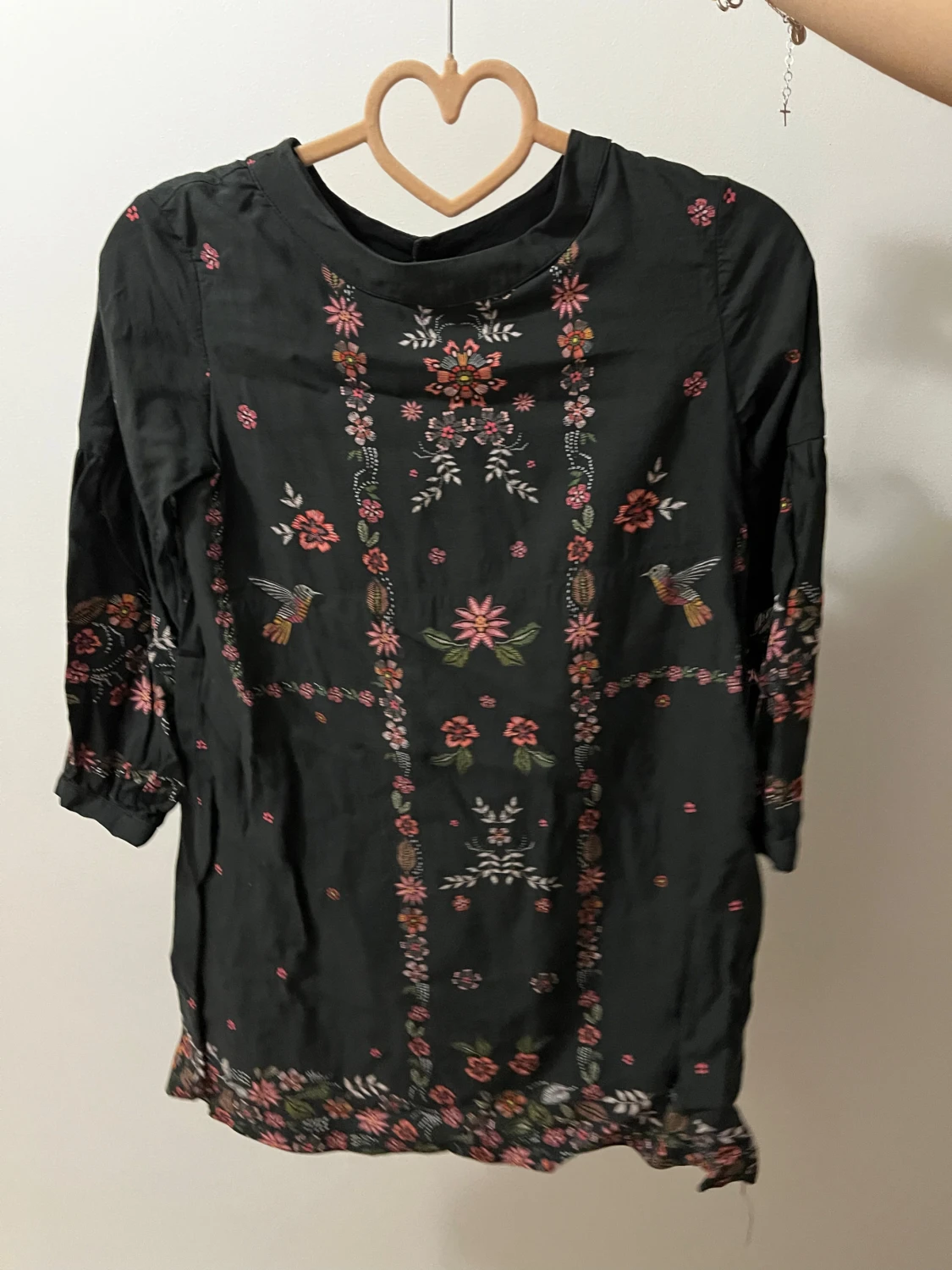 Svart blus med broderade blommor