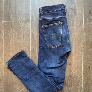 Mörkblå slimfit jeans från Nudie Jeans - Snygga mörkblå slimfit jeans från nudie jeans. Jeansen är storlek 30/32 och i väldigt bra skick. Skriv om ni har frågor. Pris kan sänkas😊
