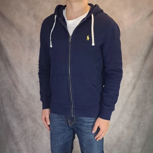 Marinblå Ralph Lauren Zip Hoodie - Stl S - | Mycket bra skick: 8,5/10 | Stl S | Modellen på bilden är 175cm lång, rekommenderar att vara ca 165-175cm lång för att sitta fint! 