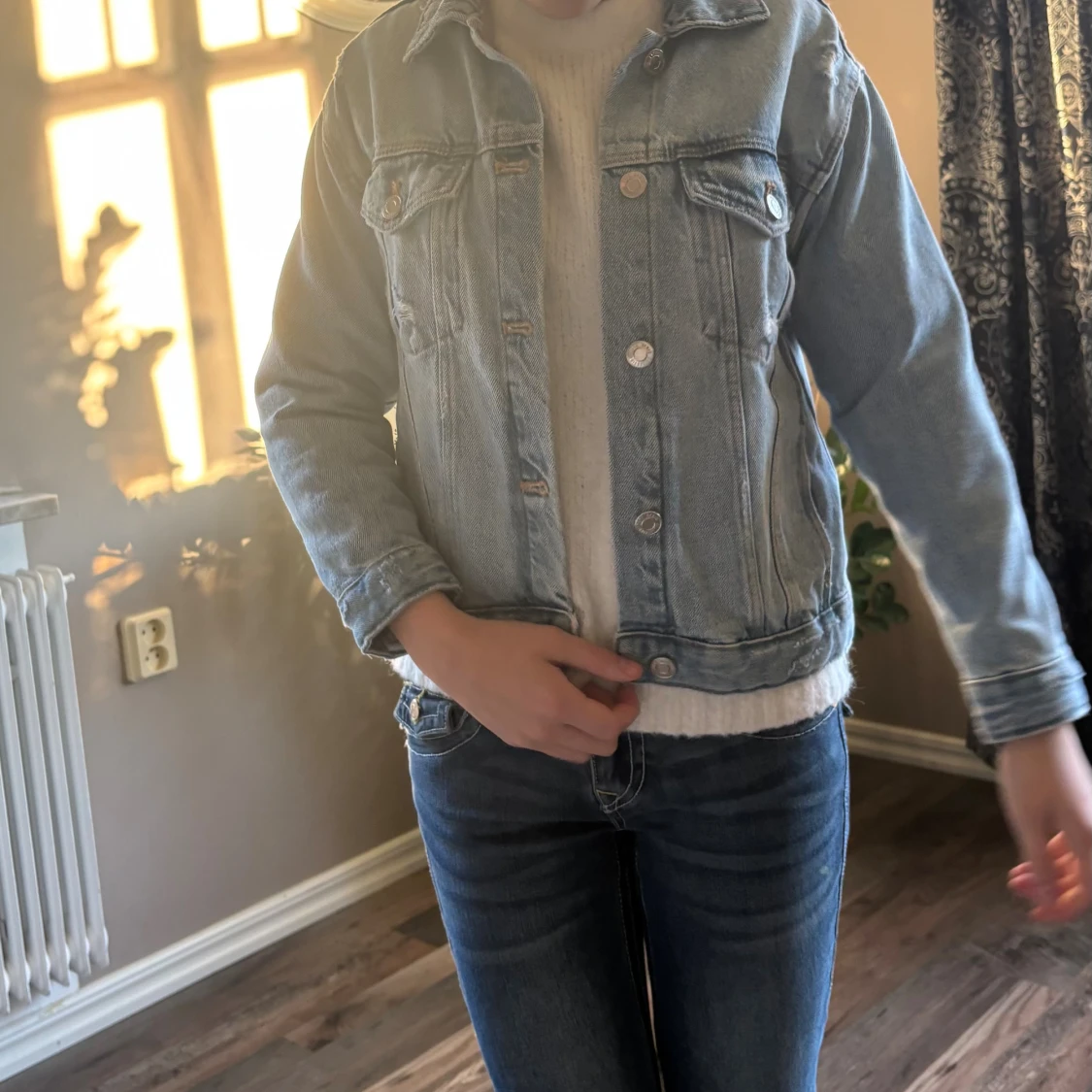 Ljusblå jeansjacka med knappar - 2