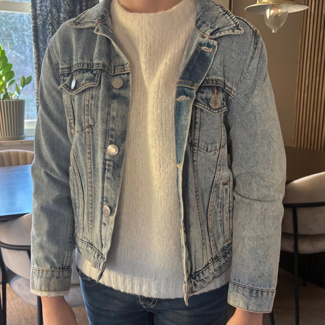 Ljusblå jeansjacka med knappar - 1