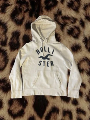 Vintage hollister hoodie - Vit vintage hoodie från hollister. Denna är sjukt eftertraktad och svår att få tag på! Storlek M. Längd 64. Bredd 52