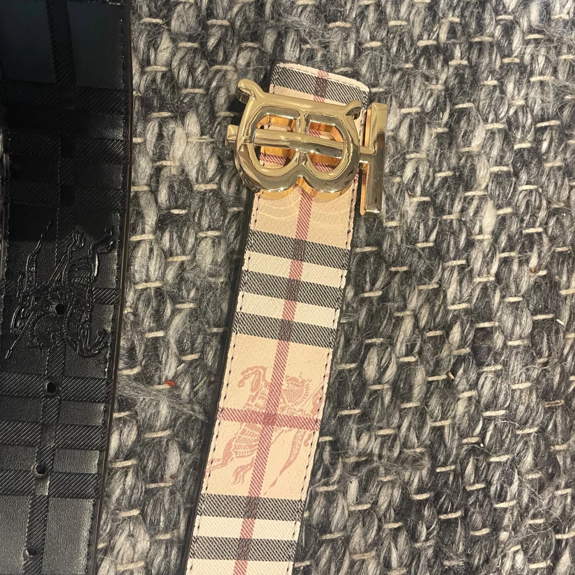 Burberry bälte i skinn med rutigt mönster - 4