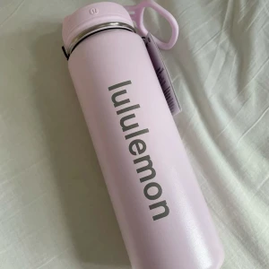 Lululemon vattenflaska - Säljer denna Lululemon vattenflaska. Helt ny med prislappen på