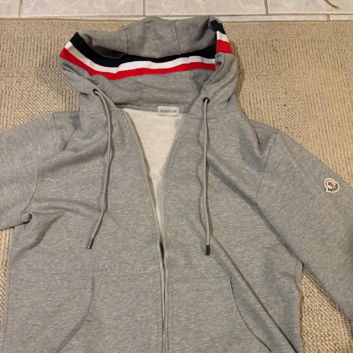 Grå Moncler hoodie med ränder