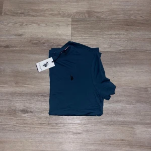 Polo assn t shirt - Helt ny polo assn tröja som är oanvänd och taggarna kvar (se bilder ovan) säg till vid minsta fundering 🤔🤝! MVH YVCLOSET 