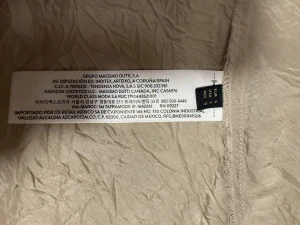 Beige långklänning från Massimo Dutti - Säljer en beige långklänning från Massimo Dutti i storlek L. Kjolen har en glansig och skrynklig yta med ett tunt knytband i midjan för extra stilpoäng. Materialet är lätt och känns lyxigt, perfekt för dig som gillar en elegant och chill vibe.