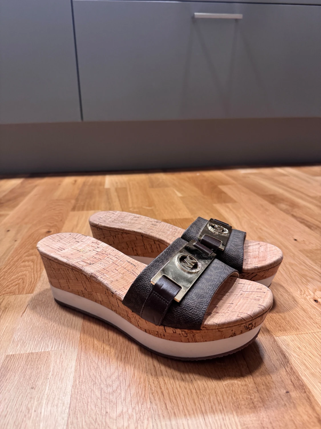 Michael Kors sandaler med korkkilklack