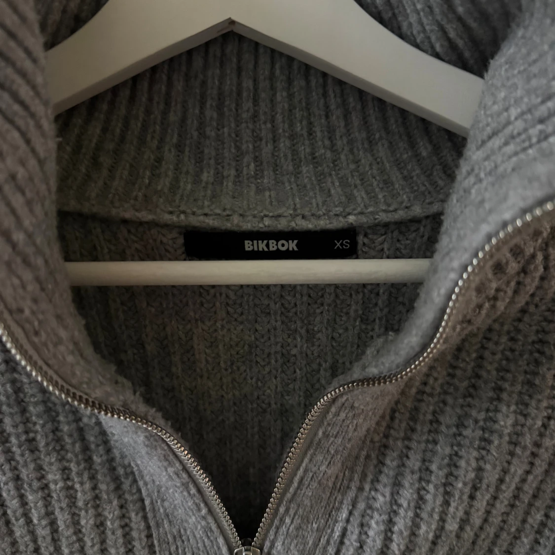 Grå ribbad kofta från BikBok - 2