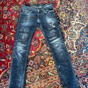 Dondup jeans - Snygga blå skinny jeans från Dondup med slitningar och trasiga detaljer på benen. Jeansen har klassisk femficksdesign, låg midja och är tillverkade i stretchig bomull. Perfekta för dig som gillar en edgy och trendig look.  Lätt fetaste dondupsen på plick 