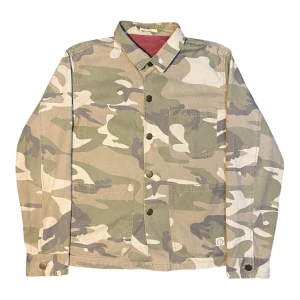 Suit camo jacket/overshirt - Suit jacka/skjorta i storlek M. Jag på bilden är 180 cm. Har fläckar - se sista bilden. Mått: axelbredd - 43 cm, längd - 63 cm. Skriv för fler bilder och frågor!