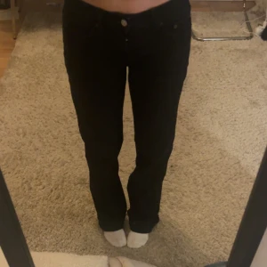 Svarta lågmidjade straight jeans  - Svarta lågmidjade straight jeans från Zara, helt oanvända med storlekslappen kvar