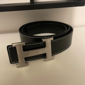 Svart bälte med silver spänne - Säljer ett helt nytt bälte inte använt en ända gång 115 cm långt