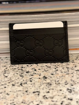 Svart korthållare från Gucci i skinn - Tjena, kom över ett lager gucciplånböcker som är helt nya, säljer för 1399, ny pris 3500kr.