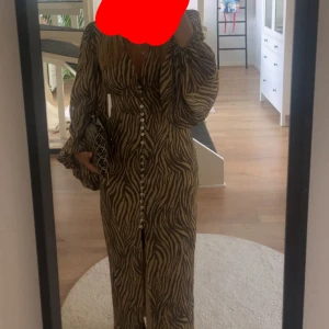 Zebramönstrad långklänning med knappar - Adoore klänning 