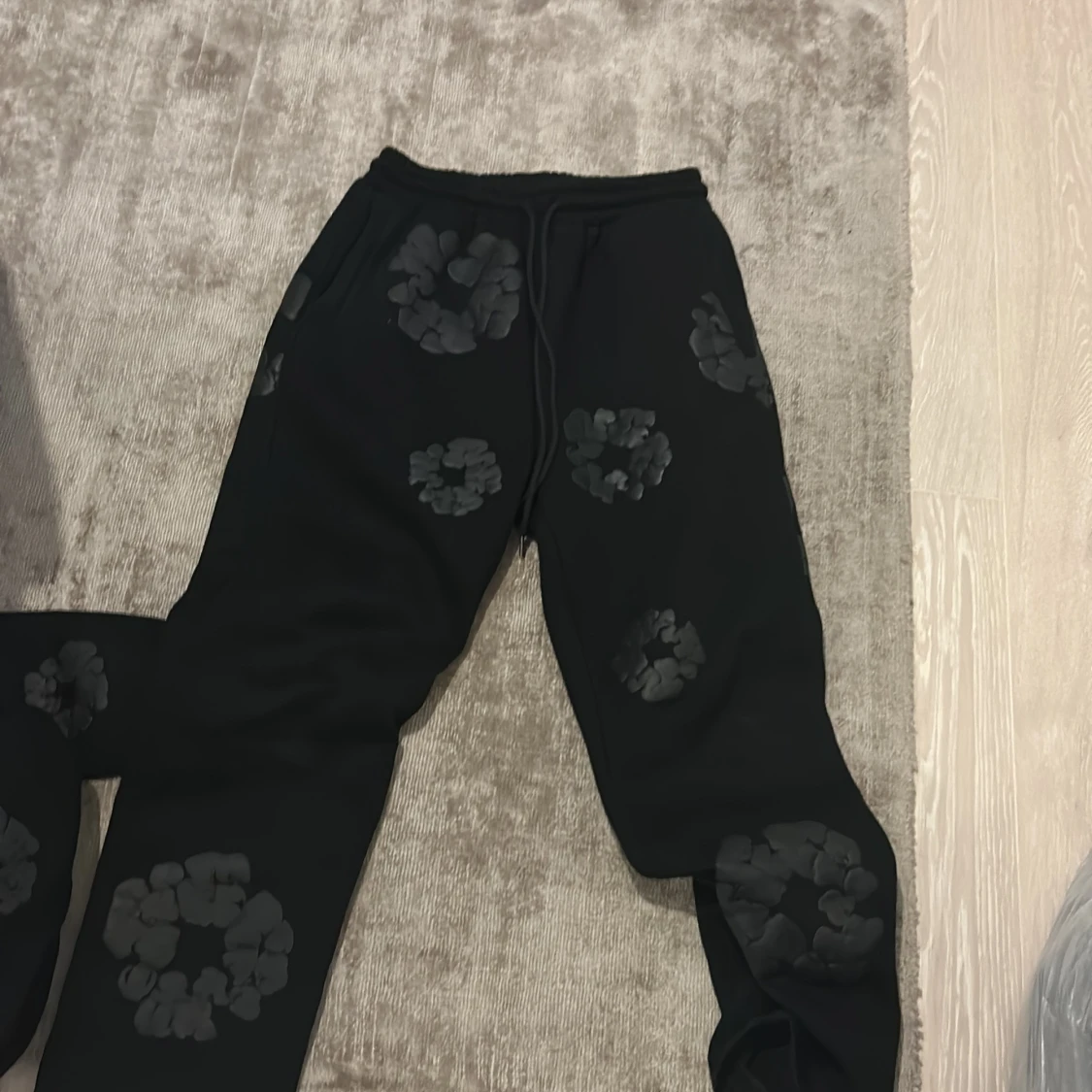 Svart hoodie från Denim Tears med blommor - 2