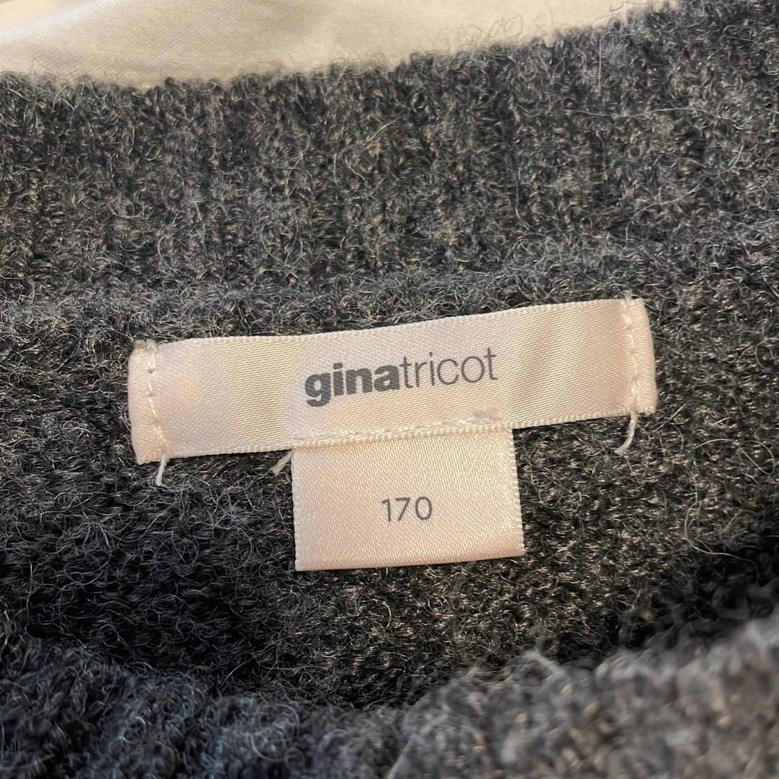 Mörkgrå stickad tröja med broderi - 4