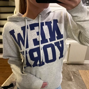 Grå hoddie - Superfin hoddie från hm💕