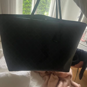 Malene Birger Väska  - Svart/grå väska köpt i somras. Bra skick super fin,💞💞