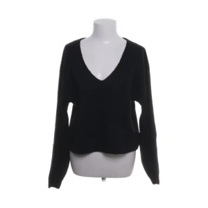 Svart stickad v-ringad tröja H&M - Svart stickad tröja från H&M i storlek M. Tröjan har en djup v-ringning och långa ärmar, perfekt för dig som gillar en enkel men snygg look. Mjuk och skön kvalitet som passar till många olika stilar.