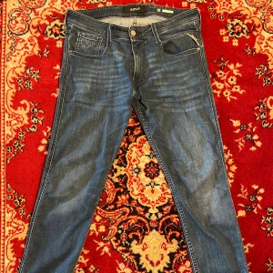 Replay Anbass jeans blå denim - Tja säljer nu dessa feta Replay Anbass jeansen👖✌🏼| Storleken är W32 L32✅ | Vid frågor är det bara att skriva!!👍🏼