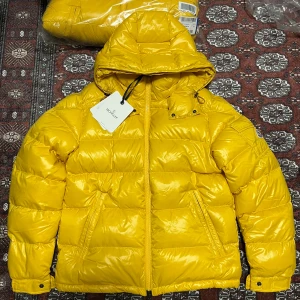 Moncler Maya storlek 3 (HELT NY) - Moncler Maya, helt ny med tags. Storlek 3, M/L.