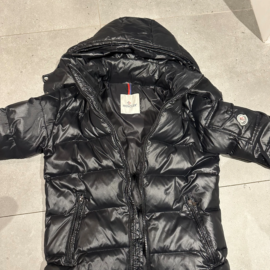 Svart Moncler pufferjacka med huva - 4