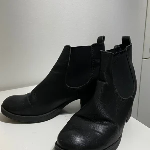 Svart skor - Ett par svarta skor från dinsko och som är ganska bekväma tycker jag! 