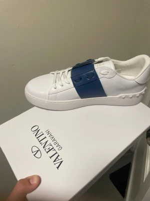 Valentino opens ( 42 )  - Säljer dessa valentino opens i mörkblå. Funkar fint under vintern samt sommarn. Riktigt schyssta skor som är använda 1 gång men ser helt nya ut. Org box och dustbag tillkommer. Skriv vid funderingar 