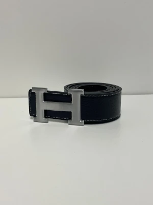 Herme’s Bälte - Säljer ett helt nytt bälte, aldrig använd. Storlek 110. Skriv gärna vid fler frågor. Postar inom 24h efter betalning. (Alla bilder är tagna av mig)