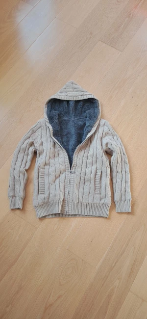 Pälsfodrad Archive Hoodie  - Fetaste pälsfodrade hoodien till vintern❄️   Hoodien har pälsfoder I hela insidan så den kommer hålla dig varm I alla väder och hoodien väger också mycket så det är en skön tyngd när man har den på.                                               Storlek M men passar även S | Kontakta vid frågor✌️