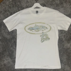 Corteiz 23- T-shirt - Snygg och unik corteiz t shirt. Perfekt julklapp! Tveka inte på att fråga vid funderingar. Pris kan diskuteras vid snabb affär!