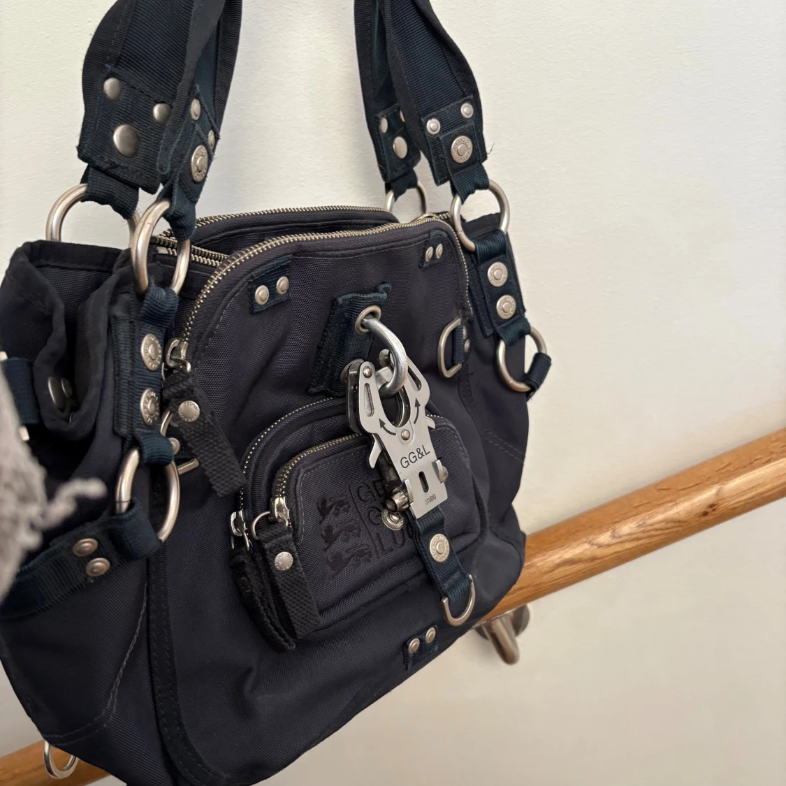 Svart axelväska George Gina & Lucy - 4