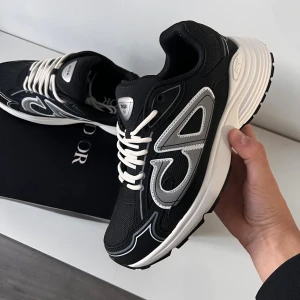 Dior b30 svarta - Helt nya dior b30 svart vit. Storlek 42, aldrig använt eller något. Dior box ingår