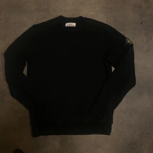 Stone Island sweatshirt - Säljer nu denna riktigt snygga stone Island sweatshirten! Den har lite skavanker som syns på de två sista bilderna men det är inget man tänker på. Den är äkta och det kan man se genom att scanna qr koden! Bara att skriva vid frågor!