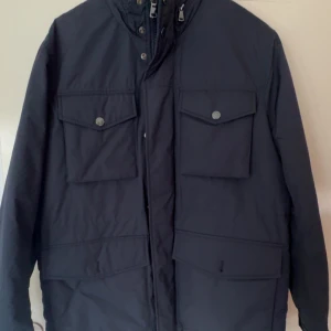 J.Lindeberg Field jacket - Helt ny j Lindeberg field jacka i navy blå färg. Tags och allting på. 10/10 skick