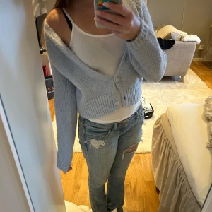 Ljusblå stickad kofta  - Supermysig ljusblå stickad kofta från ONLY med v-ringning och stora knappar framtill, perfekt att slänga över ett linne för en chill look💕